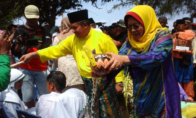 Dihadiri Plt Gubernur Riau, Ritual Mandi Safar Di Pantai Tanjung Lapin Meriah